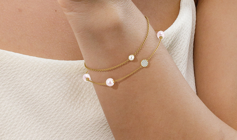 Elegant Pearl Bracelets Embodying Graceful Movement And Delicate Modern Elegance